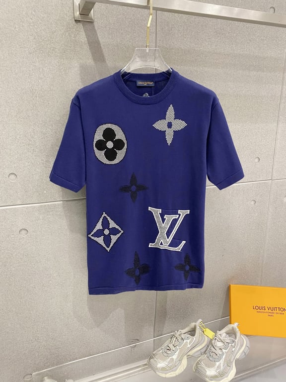 Louis Vuitton embossed jacquard knit crew neck short-sleeve T-shirt, classic design with heavy-duty three-dimensional inlay work that exudes a fashionable and sophisticated feel.