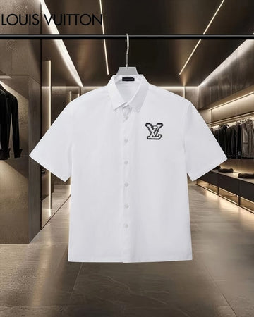 Louis Vuitton classic short-sleeved shirt with the logo embroidered on the chest.
