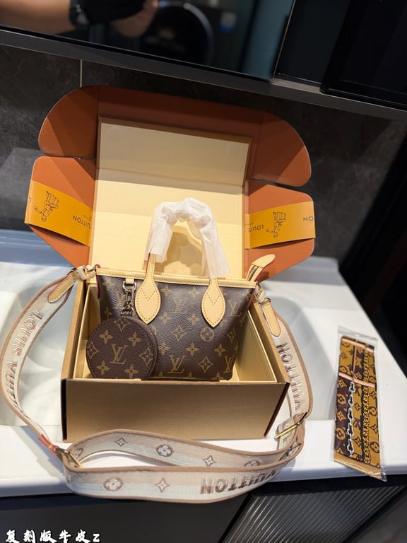 Louis Vuitton Neverfull BB (Monogram)
