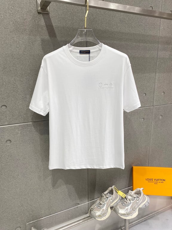 Louis Vuitton embossed jacquard knit crew neck short-sleeve T-shirt, classic design with heavy-duty three-dimensional inlay work that exudes a fashionable and sophisticated feel.