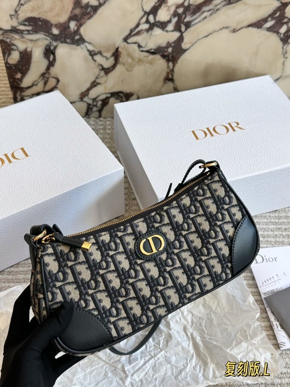 Dior 30 Montaigne Hobo