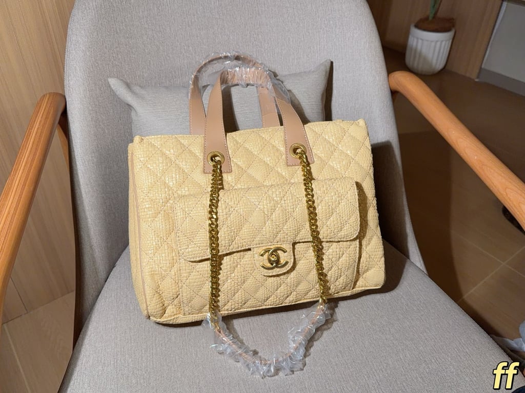 Chanel Raffia straw tote bag