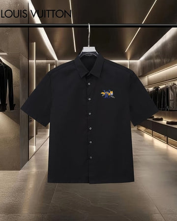 Louis Vuitton classic short-sleeved shirt with the logo embroidered on the chest.