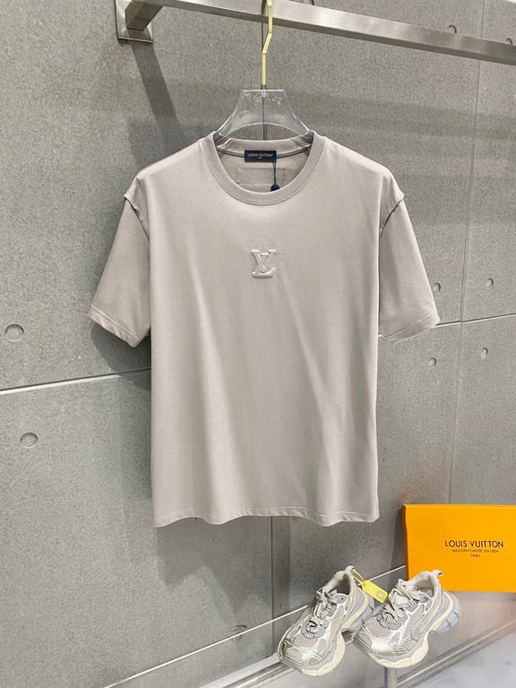 Louis Vuitton embossed jacquard knit crew neck short-sleeve T-shirt, classic design with heavy-duty three-dimensional inlay work that exudes a fashionable and sophisticated feel.