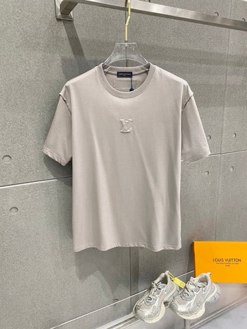 Louis Vuitton embossed jacquard knit crew neck short-sleeve T-shirt, classic design with heavy-duty three-dimensional inlay work that exudes a fashionable and sophisticated feel.