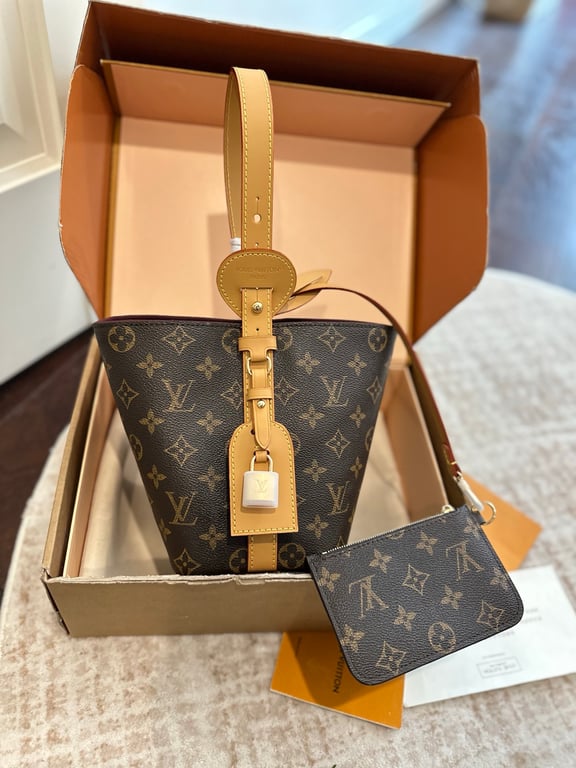 Louis Vuitton Bucket Bag (Monogram)
