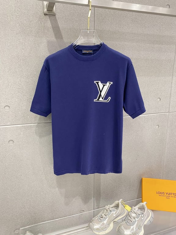 Louis Vuitton embossed jacquard knit crew neck short-sleeve T-shirt, classic design with heavy-duty three-dimensional inlay work that exudes a fashionable and sophisticated feel.