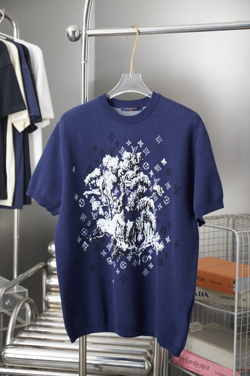 Louis Vuitton Spring/Summer New Arrival: Horse Year Floral Color-Blocked Jacquard Knit Short-Sleeve Shirt - A Must-Have for Men and Women's Everyday Commute - A touch of understated luxury.