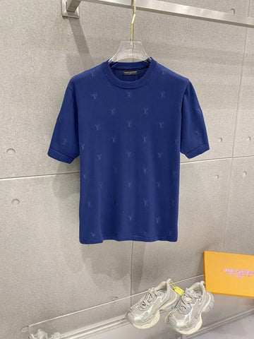 Louis Vuitton embossed jacquard knit crew neck short-sleeve T-shirt, classic design with heavy-duty three-dimensional inlay work that exudes a fashionable and sophisticated feel.