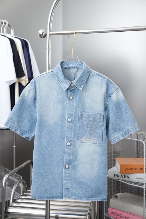 Louis Vuitton's early spring new denim vest short-sleeved style is a must-have item for men and women's everyday commuting, embodying understated luxury.