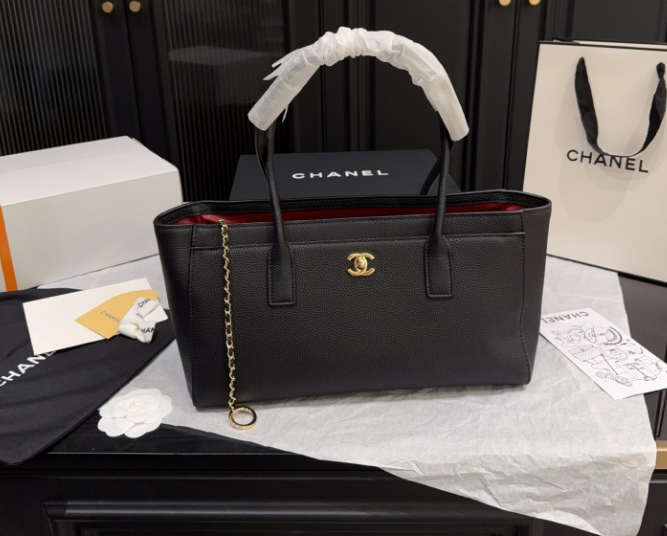 Chanel
 Cerf tote bag in black and gold