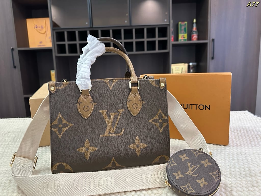 Louis Vuitton OnTheGo PM (Monogram Giant)