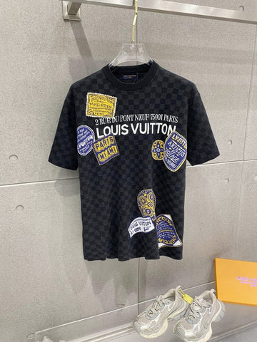 Louis Vuitton embossed jacquard knit crew neck short-sleeve T-shirt, classic design with heavy-duty three-dimensional inlay work that exudes a fashionable and sophisticated feel.
