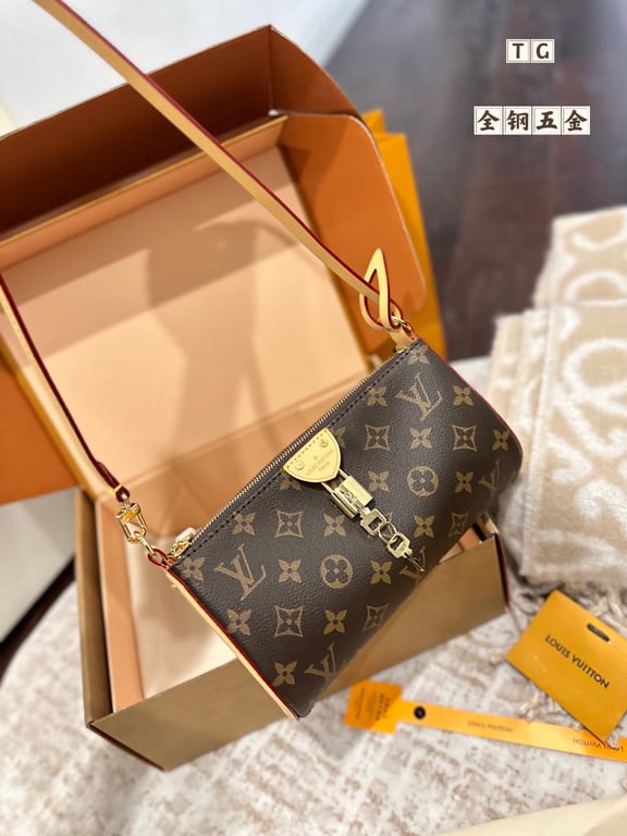 Louis Vuitton Pochette (Monogram)